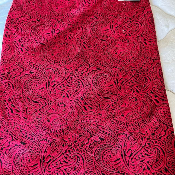 Fitted pencil skirt with unique pattern in red and black. - Picture 4 of 4